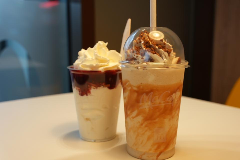 McDonald’s byder i år på to forskellige produkter i kategorien julemad: Frappé Brunkage og Sundae Deluxe Is à l'amande <i>Foto: Thomas Lee Christensen</i>