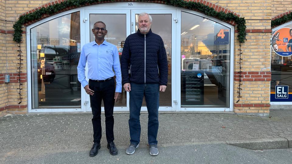 Robin Thomsen (til højre) har valgt at overdrage sin virksomhed "Skagen TV og Hvidevarer" til makkerparret Simon Christensen (til venstre) og Christian Langthjem (fraværende på billedet). De nye ejere af Skagen-firmaet driver i forvejen "El-Salg Frederikshavn Radio, TV og Hvidevarer". <i>Privatfoto</i>