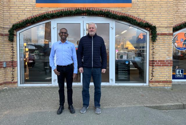 Robin Thomsen (til højre) har valgt at overdrage sin virksomhed "Skagen TV og Hvidevarer" til makkerparret Simon Christensen (til venstre) og Christian Langthjem (fraværende på billedet). De nye ejere af Skagen-firmaet driver i forvejen "El-Salg Frederikshavn Radio, TV og Hvidevarer".