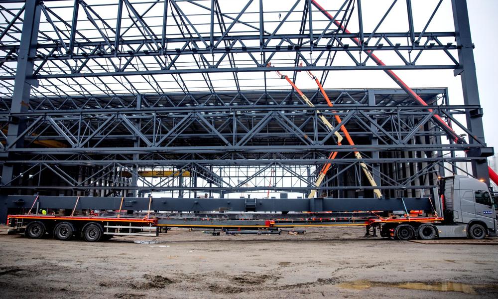Give Steel har leveret i alt 53 hovedsøjler til de tre fabrikshaller til Femerns byggeplads.