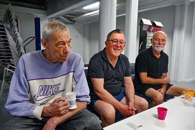 Derslappes af og pulsen kommer ned i fællesrummet, med gratis kaffe. Fra venstre: Johannes Jensen, Thisted (70 år), Henning Bjørndal, Thisted (75) og Jens Clausen, Nors (67).
