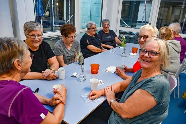 Det sociale er vigtigt i Thisted Seniormotion. Nærmest Fra venstre Conny Tilsted, Tove Stensgaard, Esther Larsen, Solveig Møller og Vibeke Pedersen.