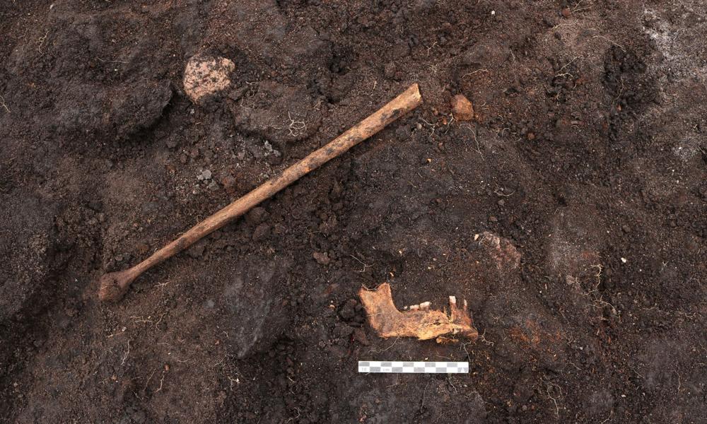 Da resterne af en kæbe kom til syne, var arkæologerne ikke i tvivl om, at det var resterne af et menneske, der havde fundet. Sandsynligvis et, der blev ofret i mosen som en form for ritual i oldtiden.