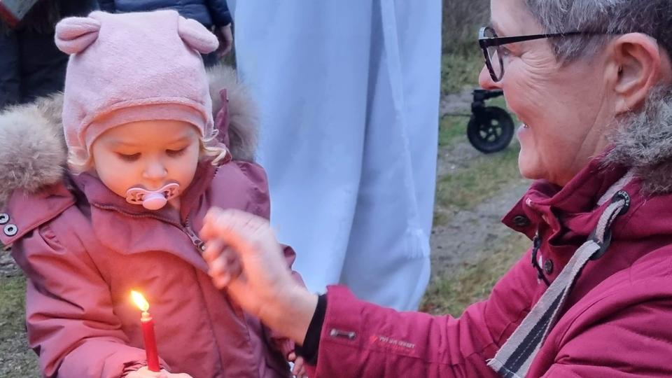 Omkring 85 børn og voksne var mødt op til en hyggelig gåtur i Nisseskoven i Thise Bakker, hvor Mumitrolden pludselig dukkede op til stor begejstring hos de mindste. <i>Privatfoto</i>