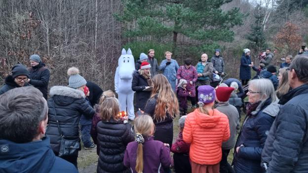 Omkring 85 børn og voksne var mødt op til en hyggelig gåtur i Nisseskoven i Thise Bakker, hvor Mumitrolden pludselig dukkede op. <i>Privat Foto</i>