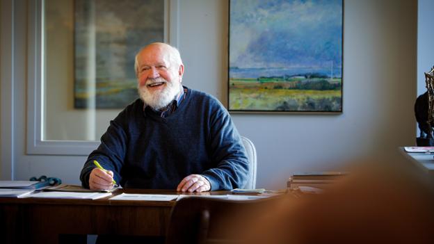 - Vi har har ikke stort overskud, men heller ikke underskud, siger medindehaveren. Bag ham et landskabsbillede af kompagnonen Henrik Scheel Andersen.