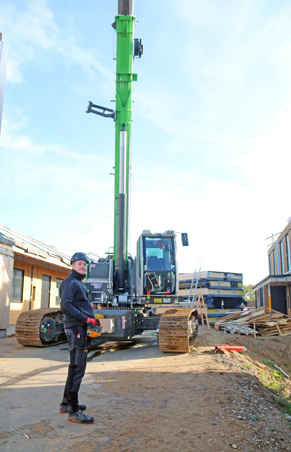 Den 50 tons tunge teleskopkran manøvreres nemt rundt med fjernbetjeningen. PR foto Den 50 tons tunge teleskopkran manøvreres nemt rundt med fjernbetjeningen. PR foto