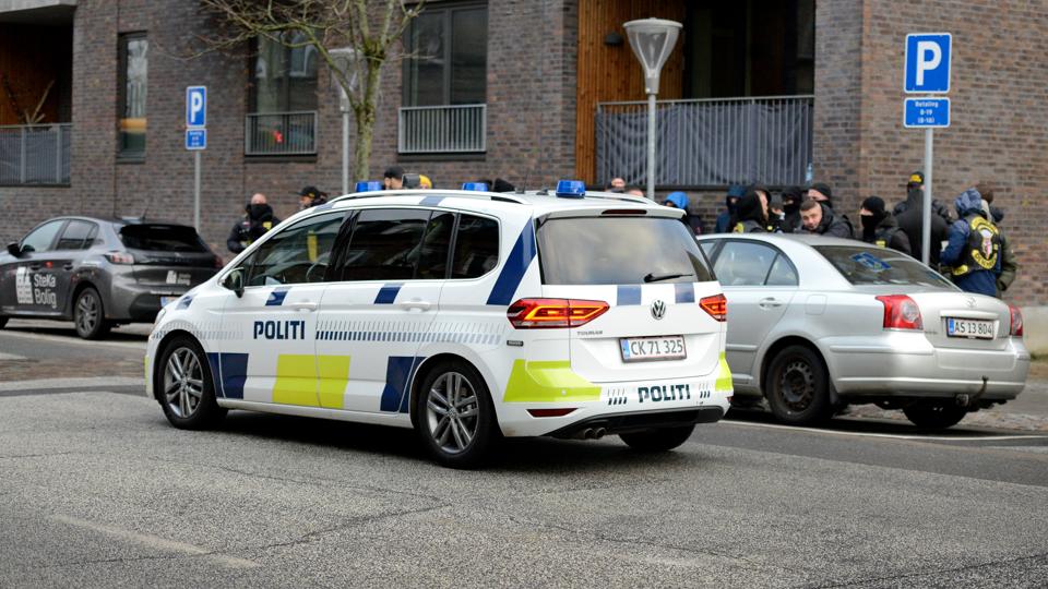 Omkring 30 Satudarah-rockere var talstærkt til stede foran retten, hvor bevæbnet politiet havde sikret området. <i>Foto: Mathias Gregersen Larsen</i>