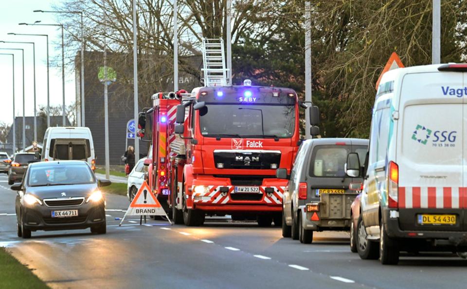 Beredskabet afspærrede en vejbane på Sæbygårdvej i forbindelse med brandslukningen. <i>Foto: Ole Sanvig Knudsen</i>