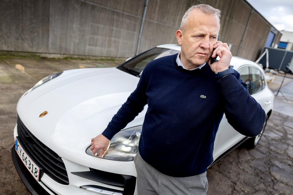 Bent Larsen har forkælet sig selv med en hvid Porsche Macan. - Men ellers har jeg ikke gjort noget anderledes, end da jeg var iværksætter i 90'erne. Jeg køber ikke nogen dyre ure. Jeg tror, min søn får mere ud af det, end jeg gør, griner Bent Larsen. <i>Foto: Lars Pauli</i>