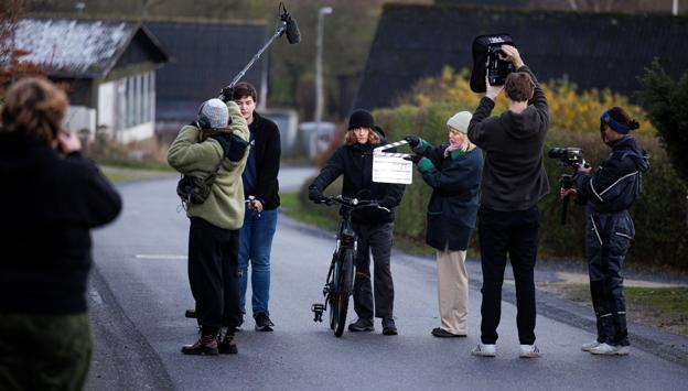 Filmholdet fyldte godt torsdag eftermiddag på Salgjerhøjvej, tæt på Højskolen Mors.