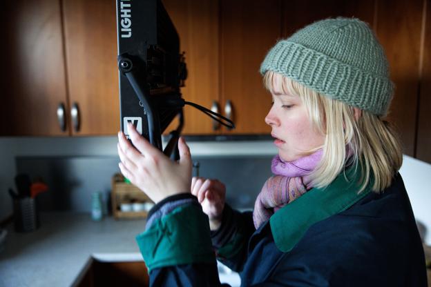 Producer Emilie Frydendahl sætter lys inde i en lærerbolig på Salgjerhøjvej, der blev taget i brug til filmoptagelserne. Indendørsoptagelserne fandt dog sted i en bolig tilhørende en anden af højskolens lærere, et andet sted i Flade. 