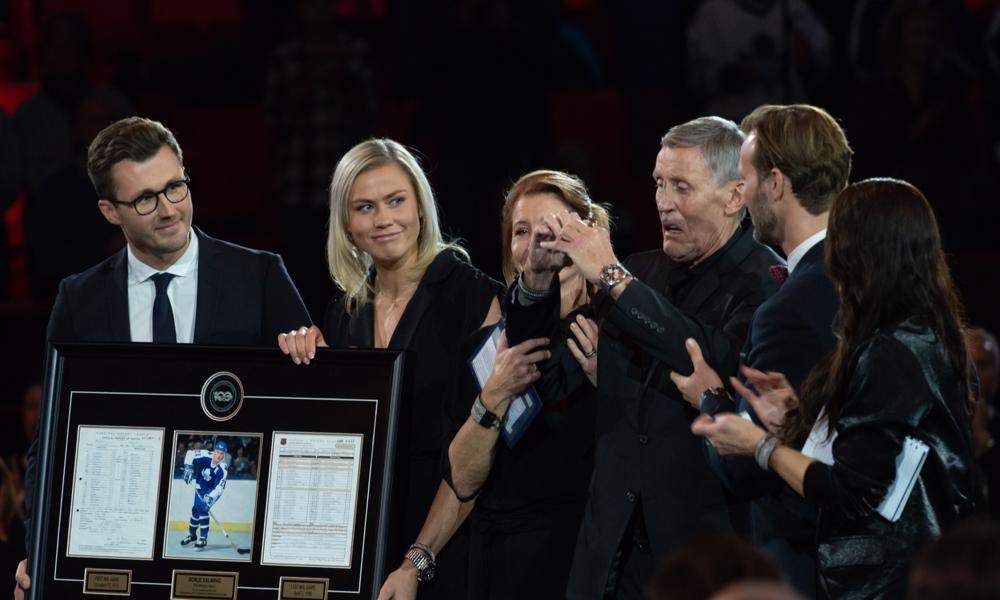 Börje Salming, surrounded by his family, was celebrated at a gala of Swedish hockey at Avicii Arena on November 17, 2022. Just one week later, his battle with ALS was over.