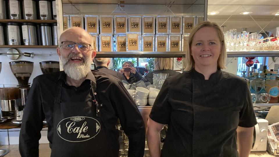 Lars Stæhr er 66 år og har drevet café i 30 år, nu vil han være frivillig natteravn. Her ses han sammen med svigerdatteren Anja Stæhr, der har arbejdet i cafeen som kok. <i>Foto: Marianne Isen</i>