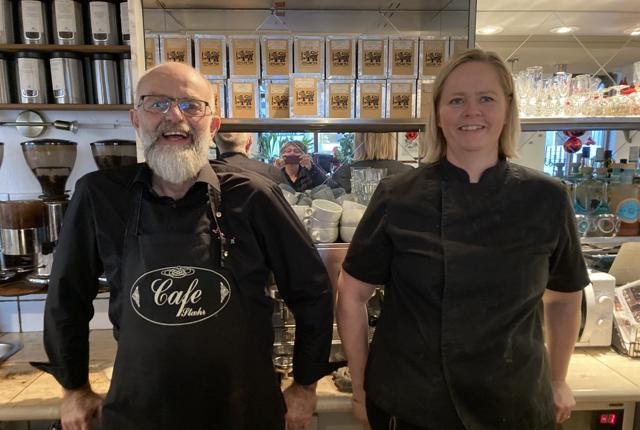 Lars Stæhr er 66 år og har drevet café i 30 år, nu vil han være frivillig natteravn. Her ses han sammen med svigerdatteren Anja Stæhr, der har arbejdet i cafeen som kok.