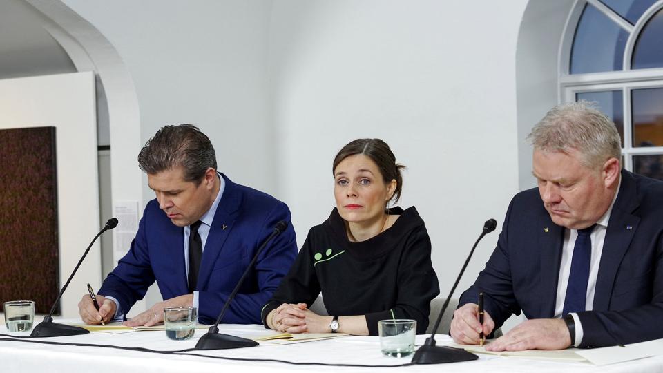 Det var en uvant alliance, da Katrín Jakobsdóttir fra Den Grønne Venstrebevægelse i 2017 præsenterede Islands nye brede regering med Bjarni Benediktsson (til venstre) fra Selvstændighedspartiet og Sigurður Ingi Jóhannsson (til højre) fra Fremskridtspartiet. (Arkivfoto). <i>Geirix/Reuters</i>