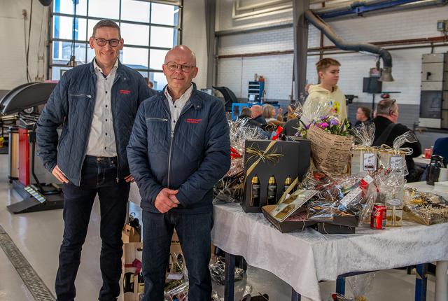 De to ejere af Løgstør Autoværksted Dan Alsbjerg (tv.) og Søren Jepsen (th.) havde stort rykind fredag eftermiddag. <i>Foto: Mogens Lynge</i>