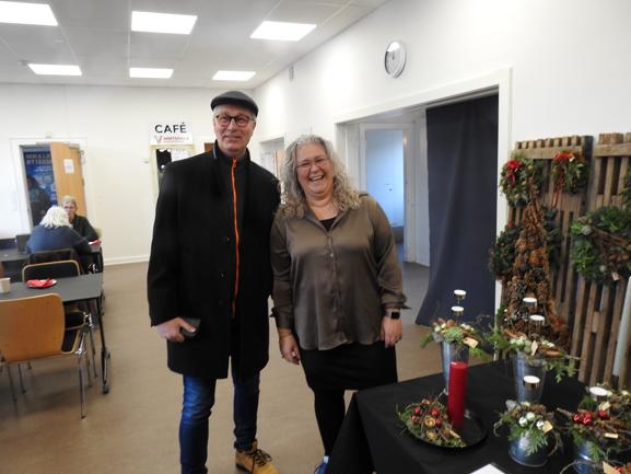 Tanja Nielsen med juledekorationer, og så den lokale skolelærer Niels Skipper fra Nordsø Posten, der var med til at lave en god stemning på Julemarkedet.