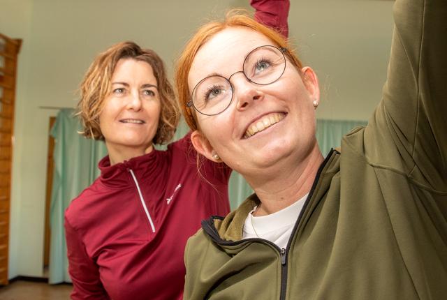 Fysioterapeut Ditte Svendsen (forrest) og Henriette Viborg fra Fjerritslev Gymnastikforening tester det nye demens-program.