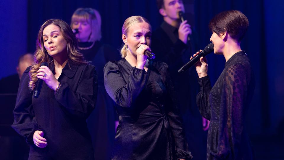 Det 12 personer store Oslo Gospel Choir - syv kvinder og fem mænd - er en oplevelse i særklasse. Altid på vej i nye, ikke altid lige ventede retninger. <i>Foto: Kim Dahl Hansen</i>