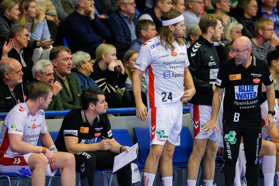 Aalborg Håndbold-træner Stefan Madsen (th.) opfordrer Mikkel Hansen til at tage sig god tid, efter at landsholdsstjernen onsdag blev sygemeldt med symptomer på stress. <i>Arkivfoto: Henrik Bo</i>