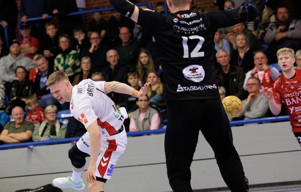 Her scorer Sebastian Barthold et spektakulært mål mod Lemvig-Thyborøn. <i>Foto: Henrik Bo</i>