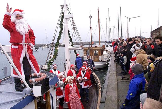 Julemanden og hans besætning anløber Sæby Havn den 10. december klokken 10.