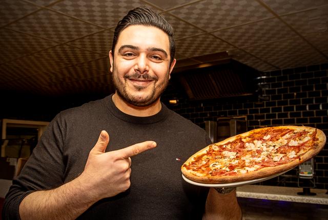 - Selv om de færreste forbinder pizza med julemad, er december årets travleste måned, fortæller Halil Enekci fra pizzeriaet Alanya i Brovst.