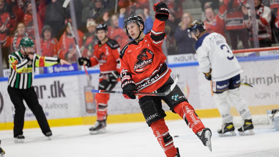 Aalborg Pirates scorede sejrsmålet efter kmap syv minutters spil. Her jubler Trevor Gooch over scoringen fra Kirill Kabanov. <i>Foto: Henrik Bo</i>