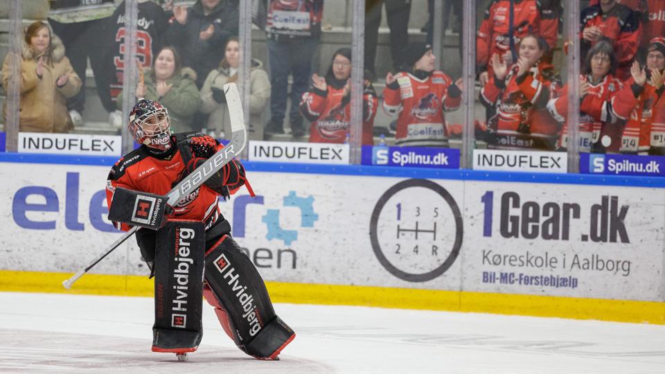 Aalborg Pirates-målmand George Sørensen blev hyldet af fansene efter mandagens sejr over Herning. <i>Foto: Henrik Bo</i>