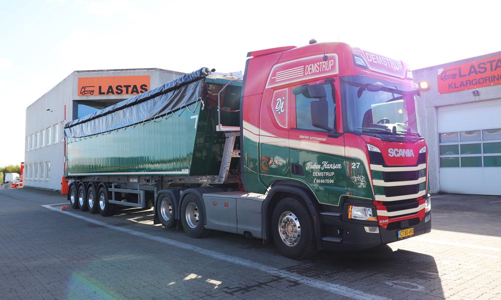 Demstrup Autotransports nyeste tiptrailer med fire aksler og volumen på 59 kubikmeter. Demstrup Autotransports nyeste tiptrailer med fire aksler og volumen på 59 kubikmeter.