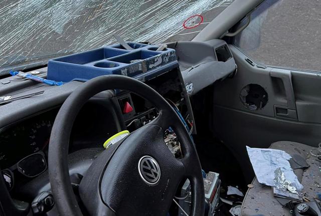 En varebil parkeret på Staghøjvej er blevet offer for hærværk, da ukendte gerningsmænd har kastet fyrværkeri ind i førerkabinen.