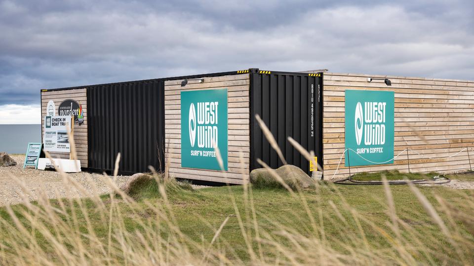 WestWinds Surf'n'Coffee, der har ligget øst for Roshagemolen siden forsommeneren, er opført uden byggetilladelse og skal fjernes inden 1. marts 2023. Med mindre kommunen inden da lovliggør containerne. <i>Foto: Claus Søndberg</i>