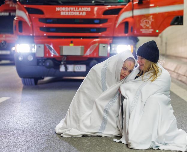 Der bliver med jævne mellemrum holdt øvelser, for at Politi, Beredskabsstyrelsen, Nordjyllands Beredskab, Falck, Hærhjemmeværnet og lignende er klar, hvis det en dag bliver virkelighed. Billedet er fra en såkaldt fuldskalaøvelser i Limfjordstunnelen. <i>Arkivfoto: Henrik Bo</i>