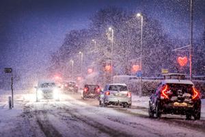 Sne- og isglatte veje: Politiet opfordrer til at køre forsigtigt