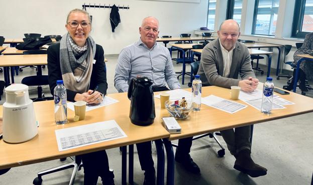 Panelet af lokale erhvervsfolk, der agerede "løver" til projektet. Fra venstre: Katrine Lindgren, Lars Fanth og Lars Dannervig. <i>Foto: Frederikshavn Handelsskole</i>
