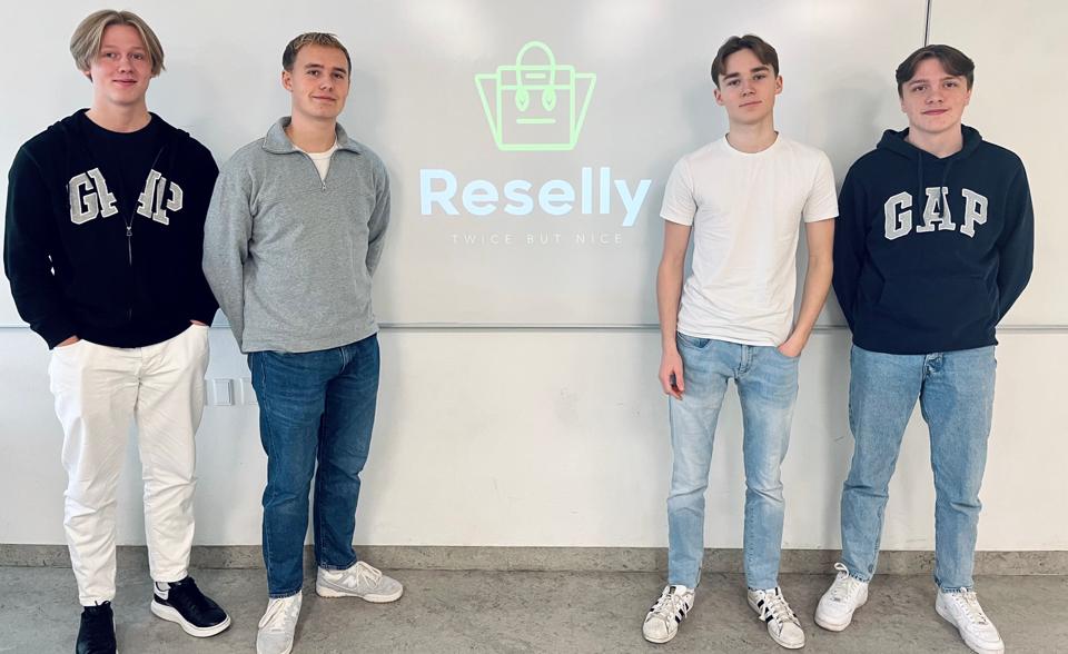 Fra venstre: Theis, Andreas, Noah og Adam fra 2.E klar til fremlæggelse af deres forretningsidé for panelet af lokale erhvervsfolk. <i>Foto: Frederikshavn Handelsskole</i>