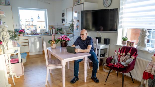 Efter kontroversen med Aars Boligforening har parret overvejet, om det var bedre at flytte igen. Men de er glade for lejligheden og udsigten, så de har alligevel bestemt sig til at blive, selv om mavefornemmelsen ikke længere er den bedste. <i>Foto: Martél Andersen</i>