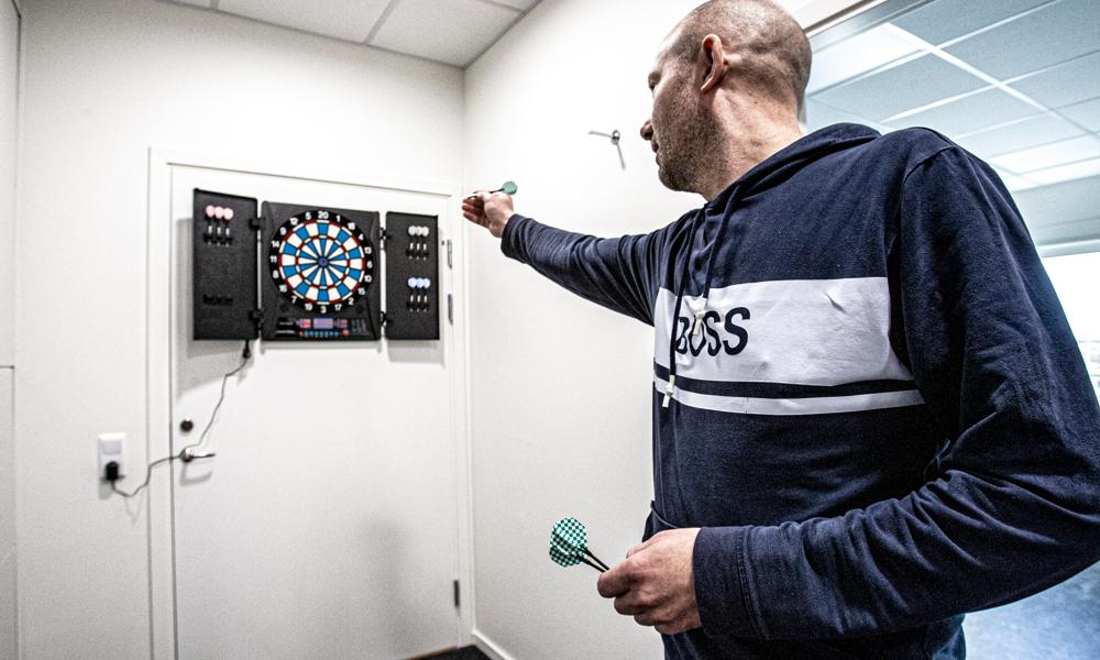På verkstaden FT Lambohov finns samlingslokaler där personalen kan koppla av efter jobbet. På verkstaden FT Lambohov finns samlingslokaler där personalen kan koppla av efter jobbet.