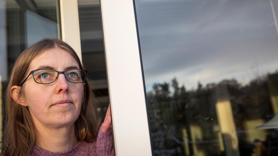 Stine Pedersen får udsigt til den nye mast fra stuevinduer og udestue. <i>Foto: Martél Andersen</i>