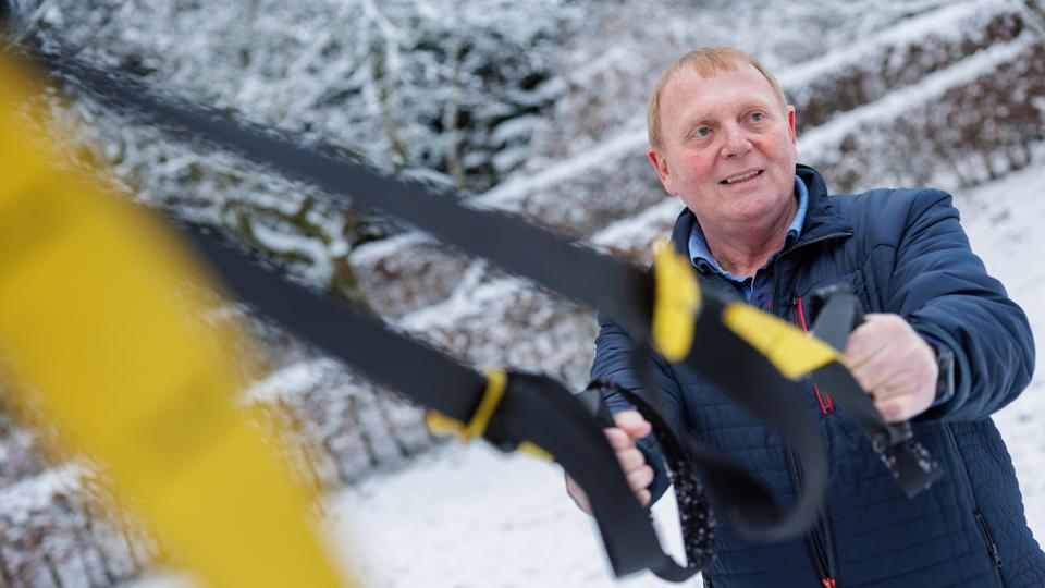 Selv om kroppen har sine klare begrænsninger for Finn Larsen, der lever med knoglemarvskræft, nyder han de fysiske aktiviteter på holdet "Naturrødderne" - et særligt sundhedstilbud kun til mænd i Rebild Kommune.