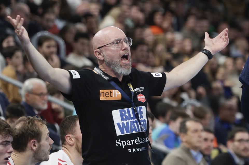 Aalborg-træner Stefan Madsen kæmper i øjeblikket med at få det bedste frem i Mikkel Hansen. <i>Foto: Quique Garcia/EPA/Ritzau Scanpix</i>