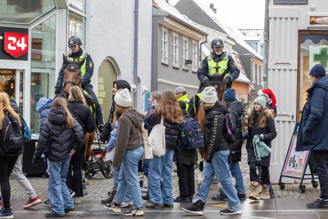 To betjente - og heste - fra København kommer til Aalborg fredag og lørdag for at patruljere i Aalborg Midtby. 
Her er de ved Algade
Aalborg 9.december 2022.