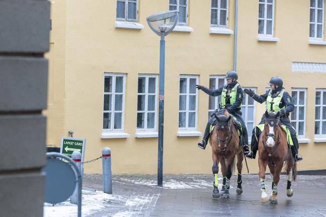To betjente - og heste - fra København kommer til Aalborg fredag og lørdag for at patruljere i Aalborg Midtby. 
Her får betjentene øje på Hjelmerstald
Aalborg 9.december 2022.