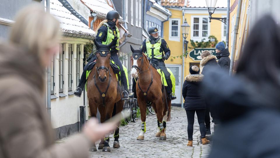 Politiheste patruljere i Aalborg midtby