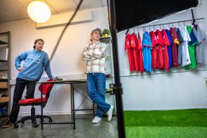 Jacob og Nikolaj sælger fodboldtrøjer, der er dobbelt så gamle som dem selv
