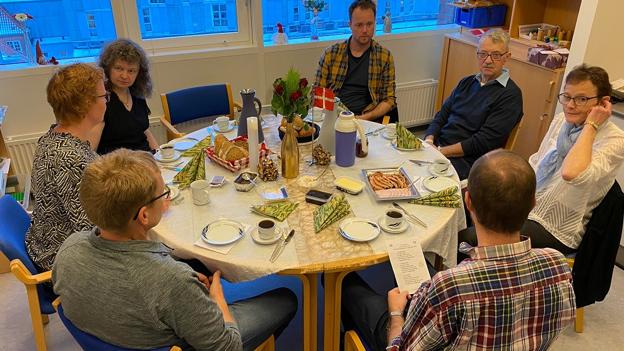 Hanne og Anton Mikkelsen fik sang fra sygeplejerskerne til rundstykkerne, da de fredag måtte fejre deres guldbryllup på Thisted Sygehus. <i>Privatfoto</i>