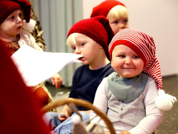 Der blev sunget julesange sammen med julemanden til dagplejebørnenes julefrokost i Skagen.