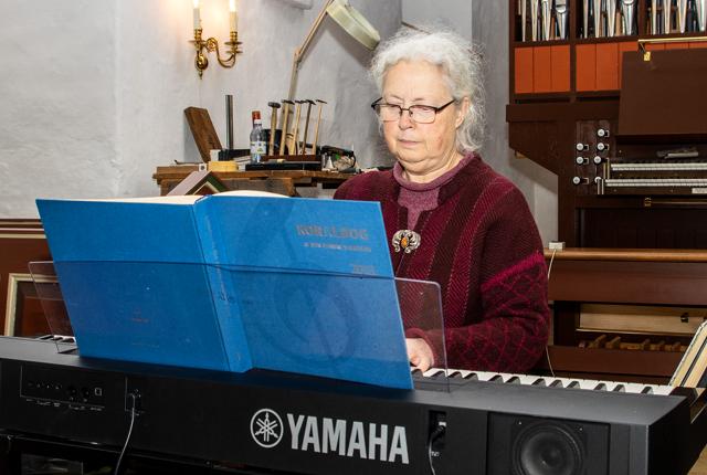 Siden september har Hanne-Pia Højrup Knudsen spillet til gudstjenester i Haverslev kirke på et elektrisk klaver. Det er slut, når kirkens nye orgel indvies søndag.