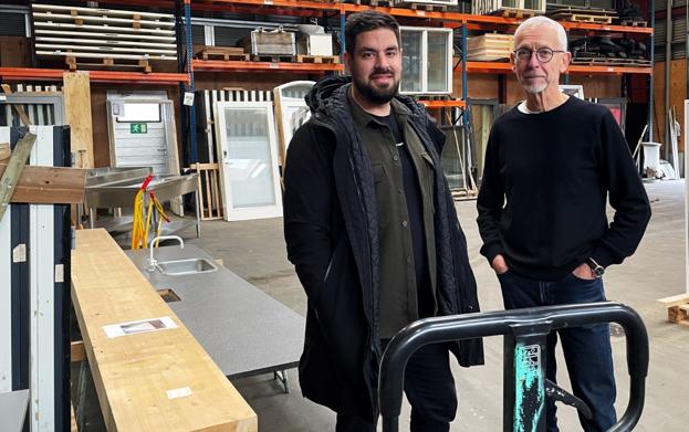 Jeppe Kofoed (tv.) fra Arkitektfirmaet Nord A/S og Hans Ulrik Møller fra Titan Nedbrydning A/S (th.) Her ses de på Titan Nedbrydning A/S's lager i Aalborg. <i>Foto: Lise Sastakauskas Østergaard</i>